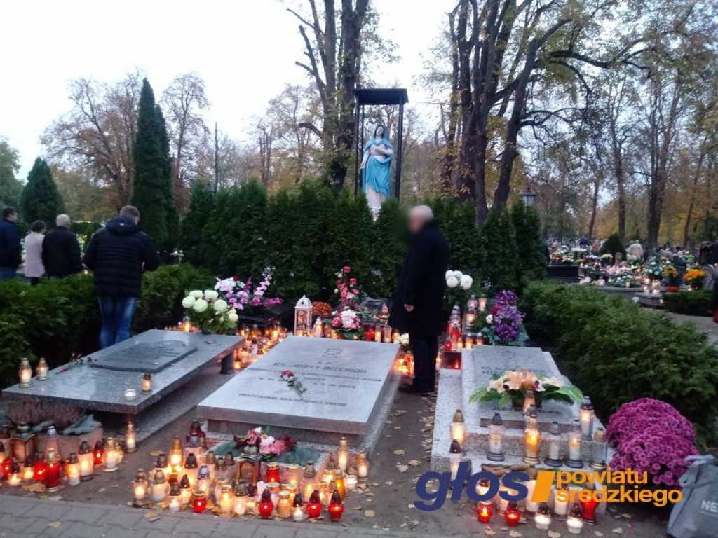 Wszystkich Świętych a Dzień Zaduszny - ?Życie zmienia się, ale nie kończy?  [ZDJĘCIA]
