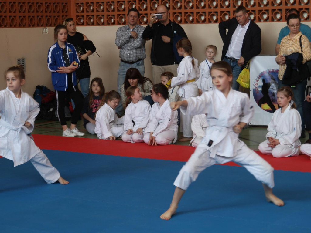 Mikasa z pucharem w Dominowie