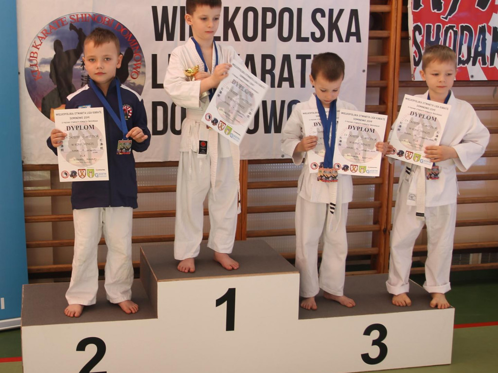 Mikasa z pucharem w Dominowie