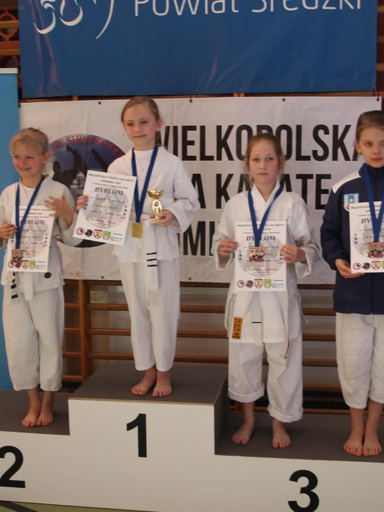 Mikasa z pucharem w Dominowie