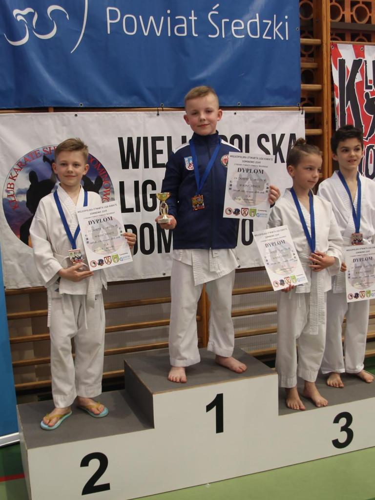 Mikasa z pucharem w Dominowie