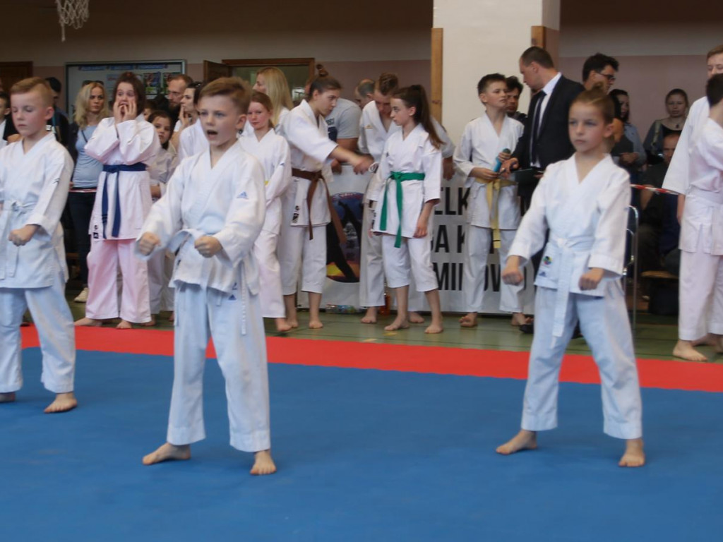 Mikasa z pucharem w Dominowie