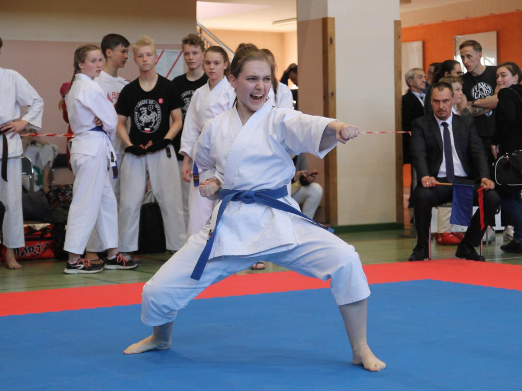 Mikasa z pucharem w Dominowie