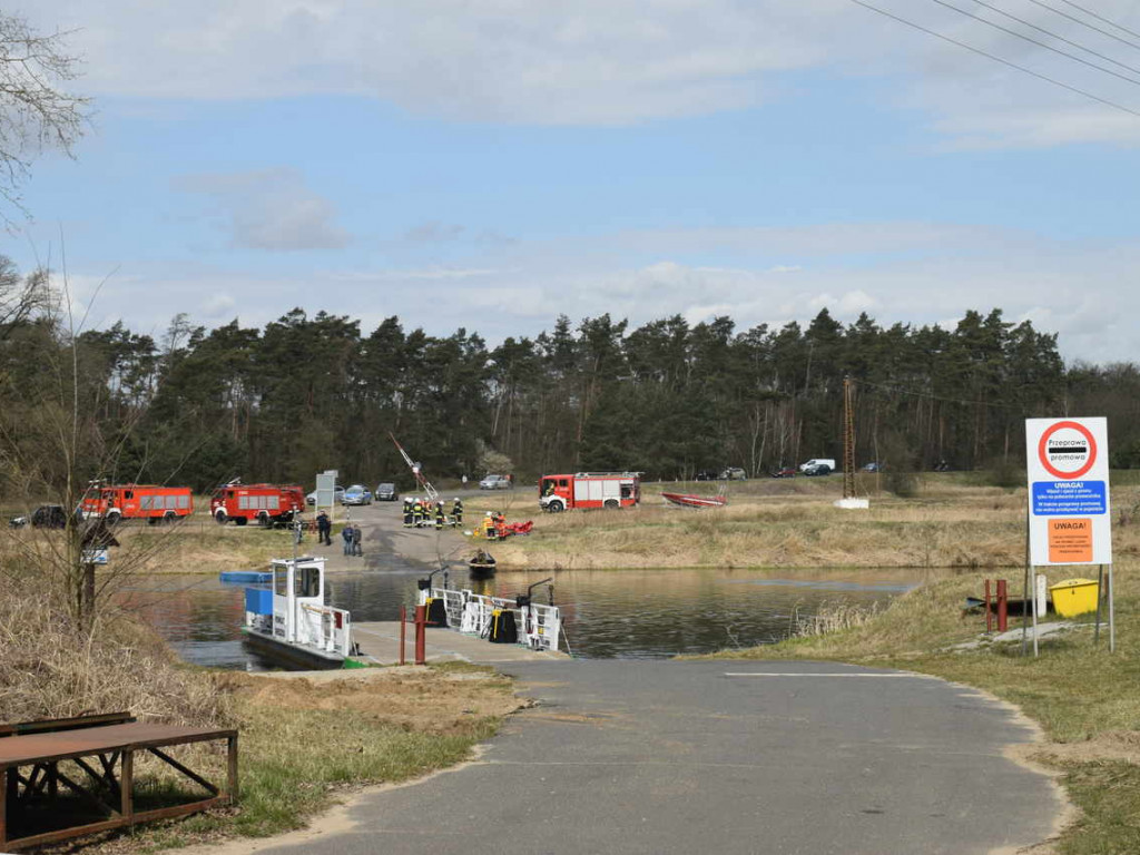 Dębno nad Wartą: Ciągnik wyciągnięty z rzeki [zdjęcia]