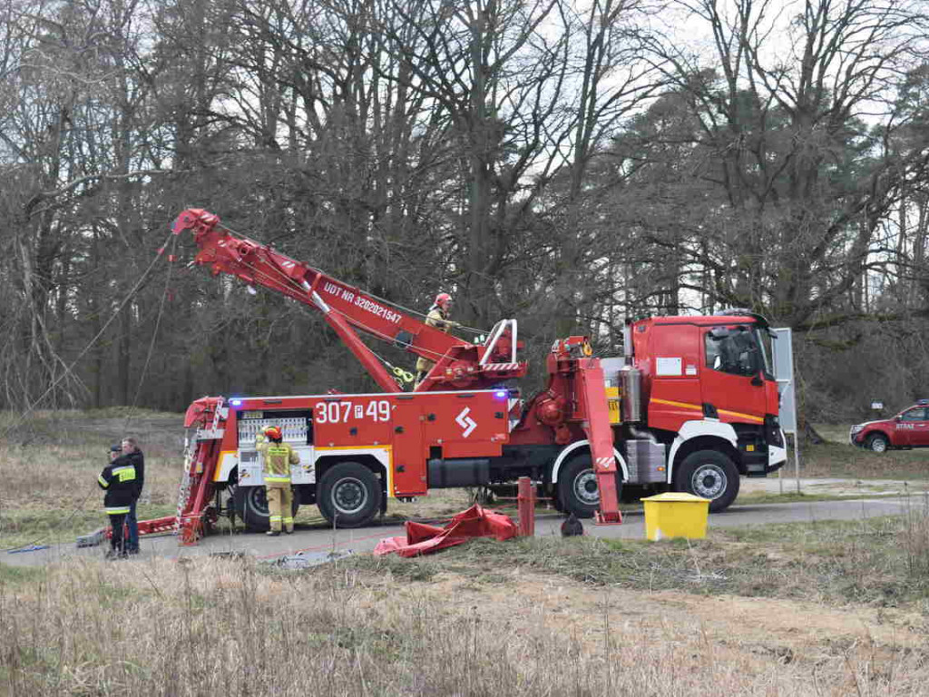 Dębno nad Wartą: Ciągnik wyciągnięty z rzeki [zdjęcia]