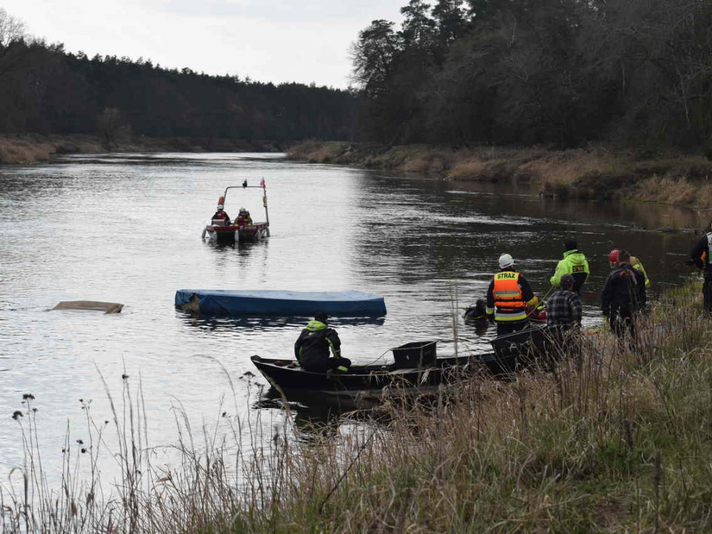 Dębno nad Wartą: Ciągnik wyciągnięty z rzeki [zdjęcia]
