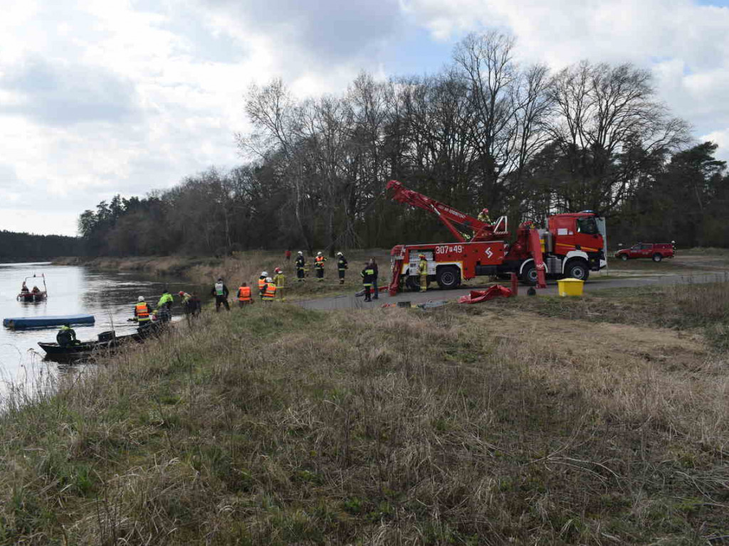 Dębno nad Wartą: Ciągnik wyciągnięty z rzeki [zdjęcia]