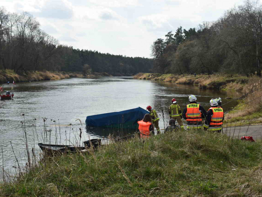 Dębno nad Wartą: Ciągnik wyciągnięty z rzeki [zdjęcia]