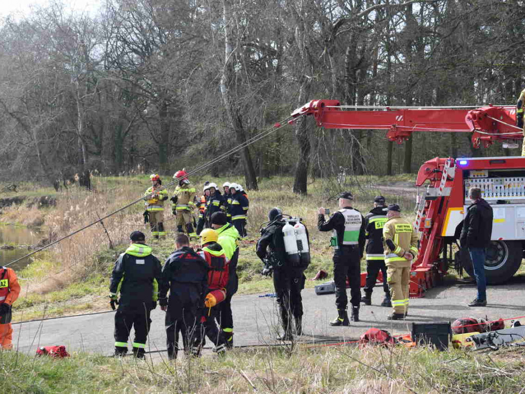 Dębno nad Wartą: Ciągnik wyciągnięty z rzeki [zdjęcia]