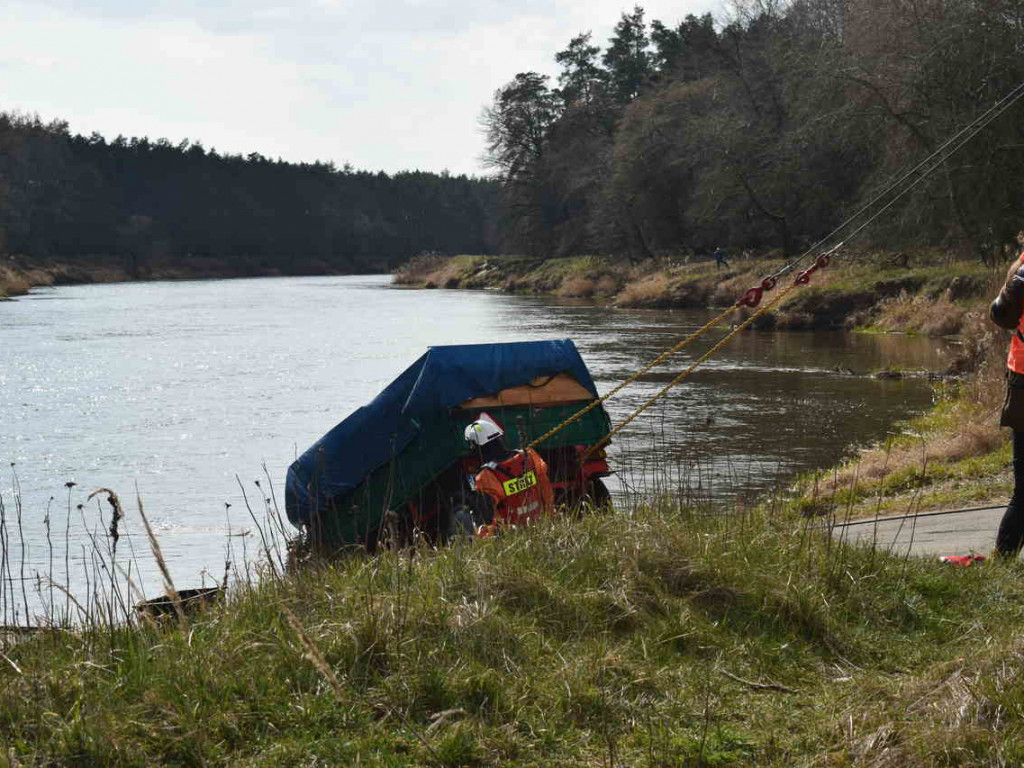 Dębno nad Wartą: Ciągnik wyciągnięty z rzeki [zdjęcia]