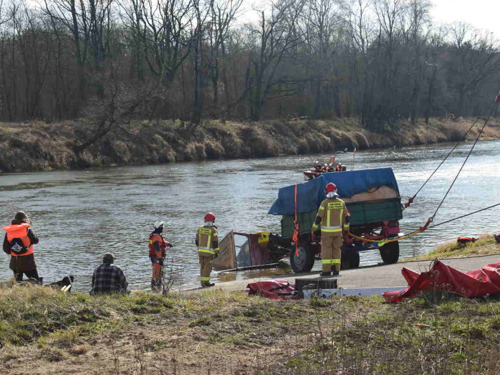 Dębno nad Wartą: Ciągnik wyciągnięty z rzeki [zdjęcia]