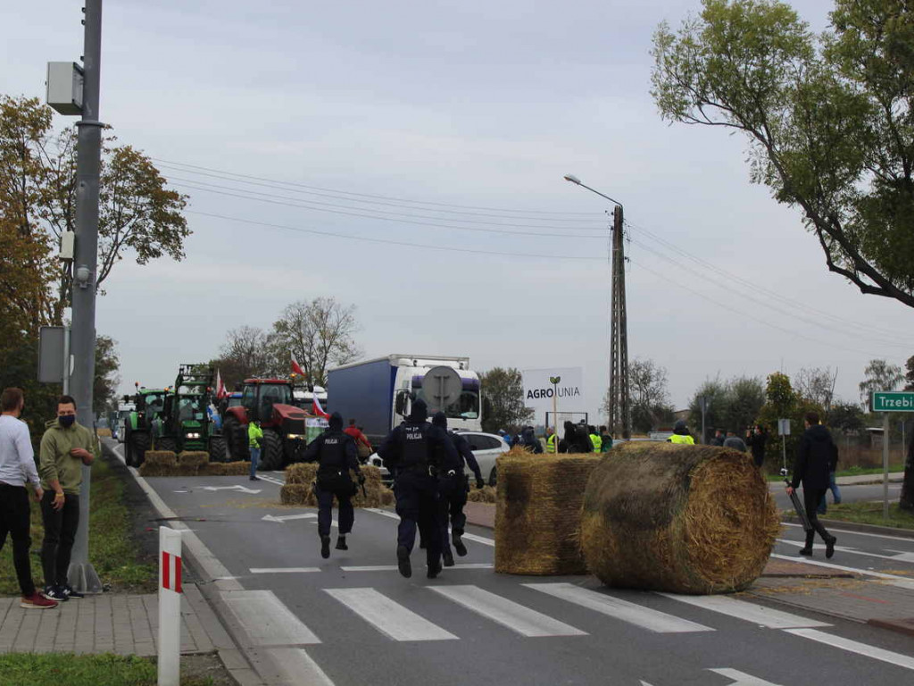 Koszuty: Zablokowana jedenastka! Rolnicy nie ustępują