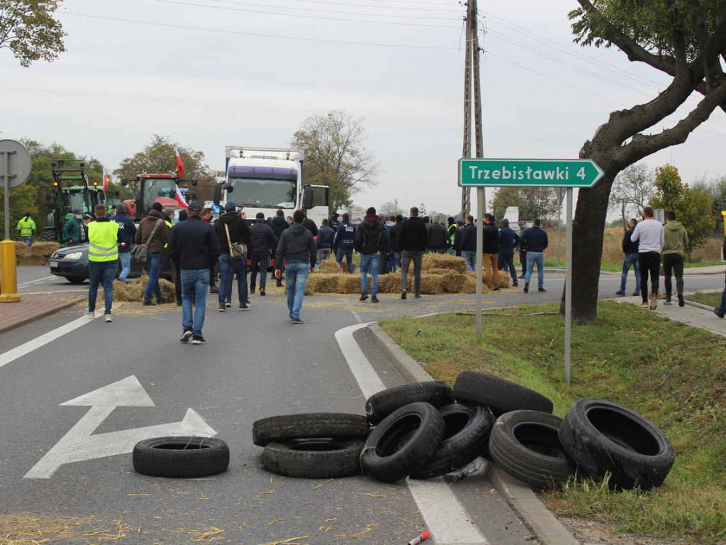 Koszuty: Zablokowana jedenastka! Rolnicy nie ustępują