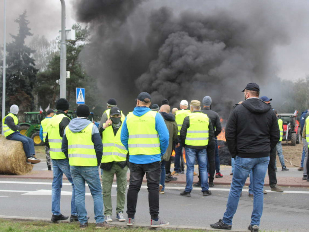Koszuty: Zablokowana jedenastka! Rolnicy nie ustępują