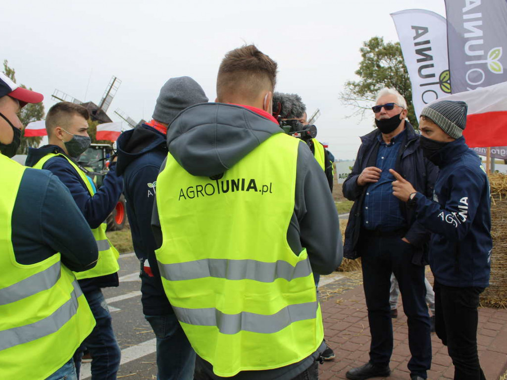 Koszuty: Zablokowana jedenastka! Rolnicy nie ustępują