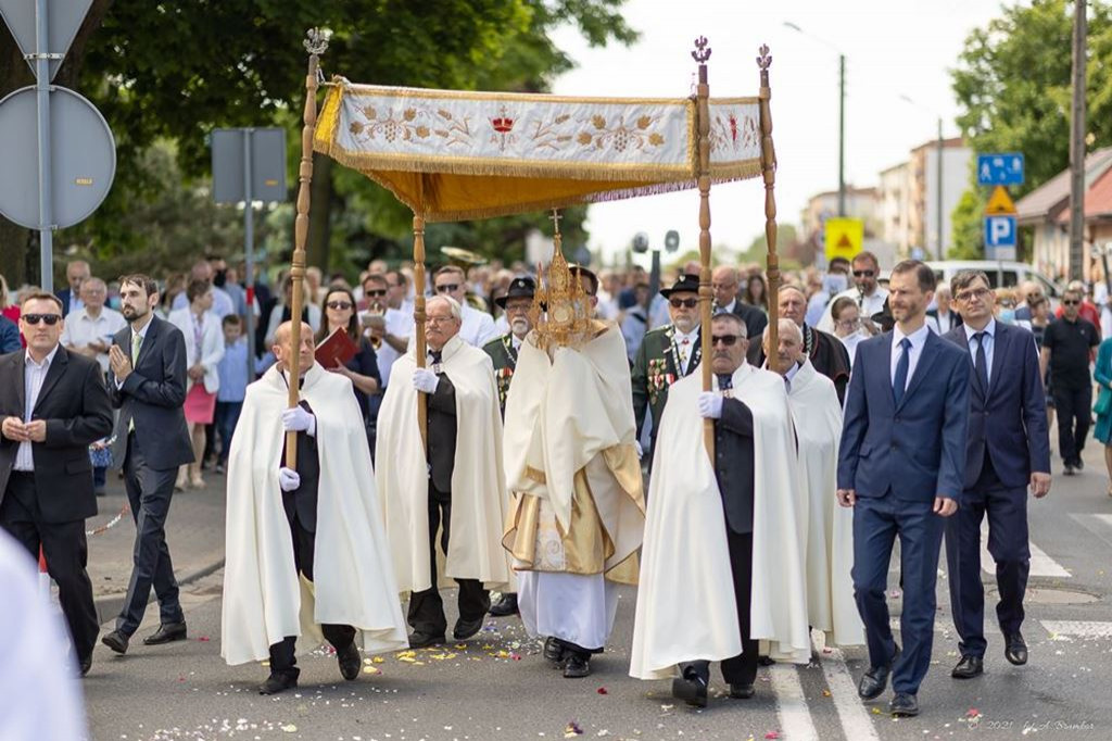 Procesja Bożego Ciała ulicami Środy