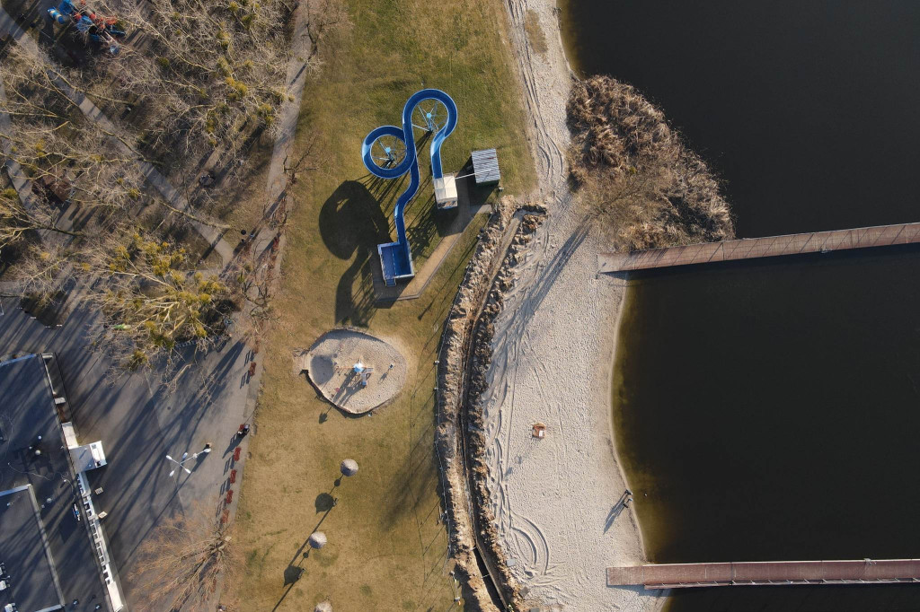 Budują mur oporowy