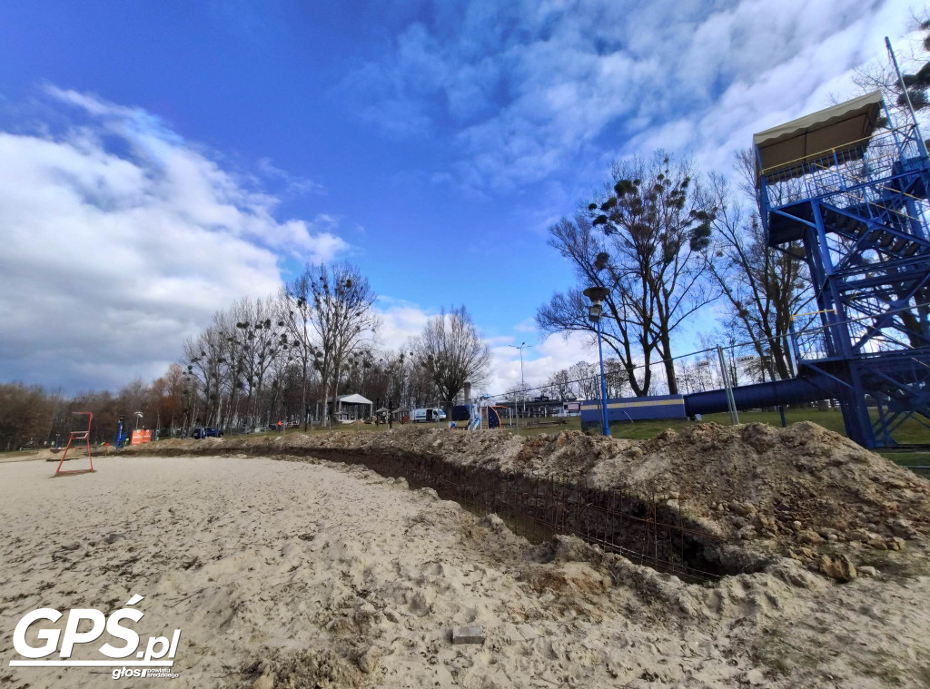 Budują mur oporowy