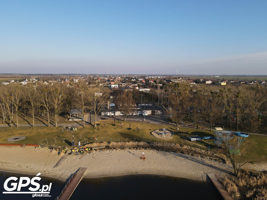 Budują mur oporowy