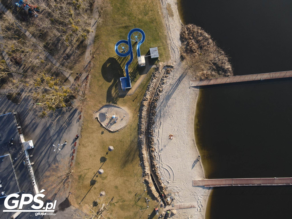 Budują mur oporowy