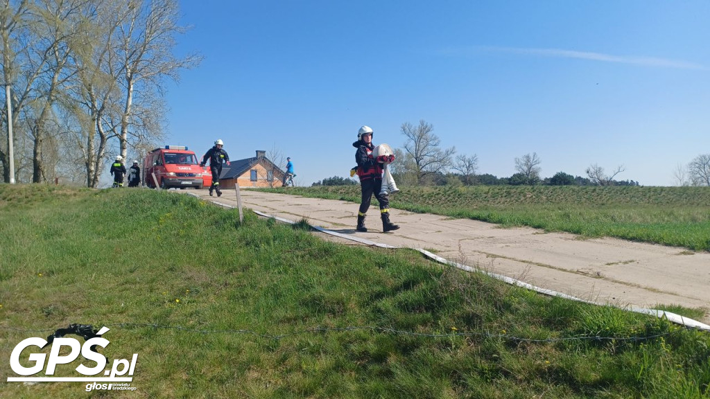 Ćwiczenia strażaków w Rogusku