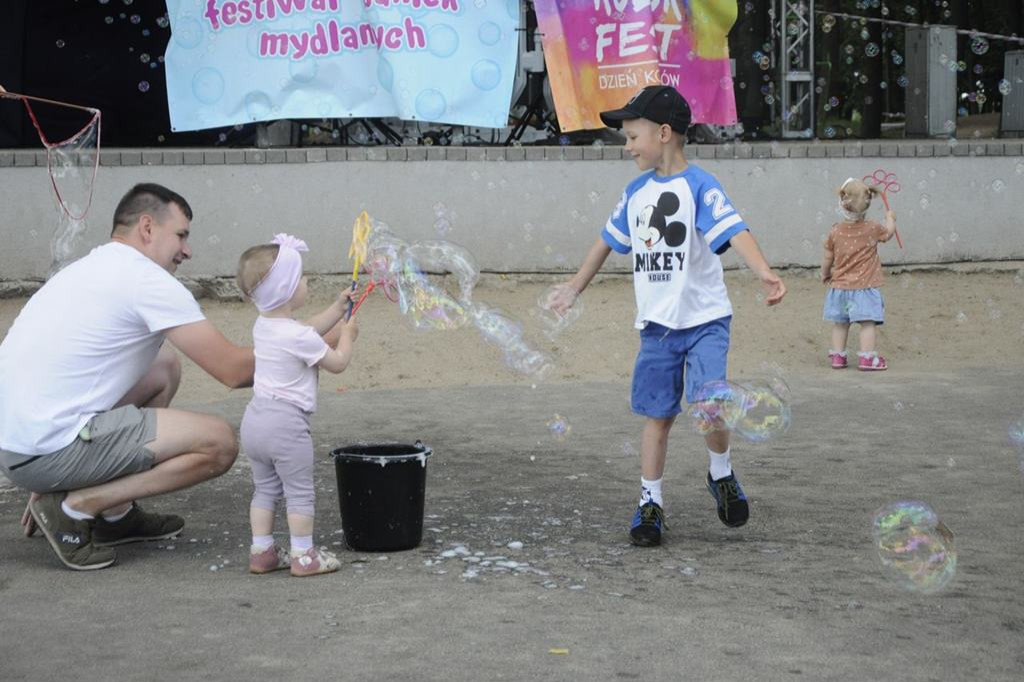 Festiwal baniek mydlanych i Holi nad jeziorem