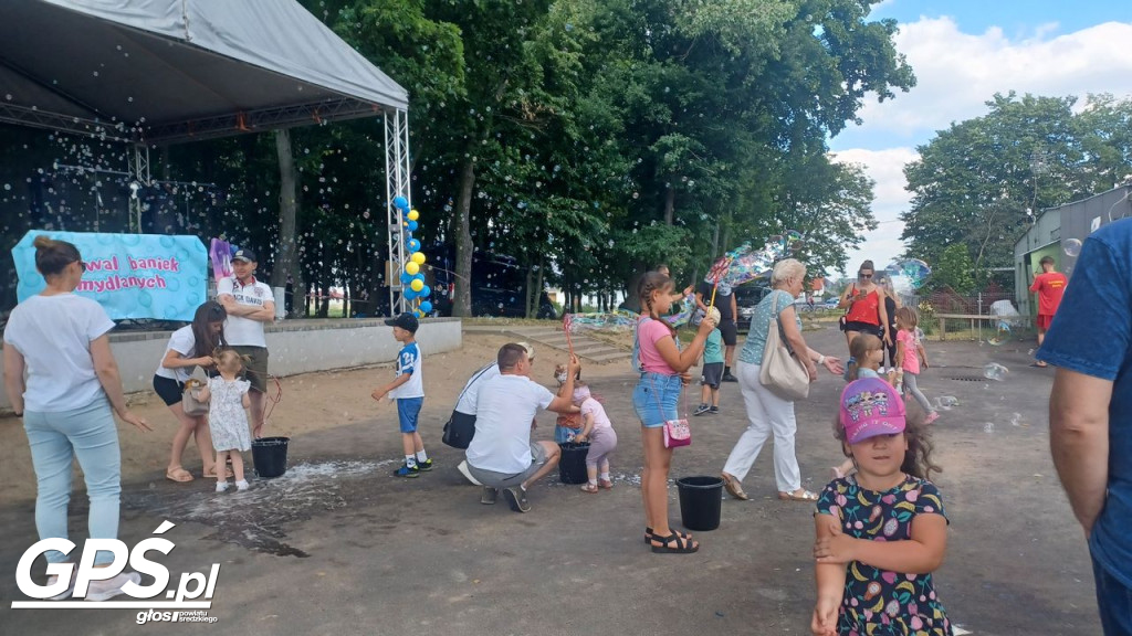Festiwal baniek mydlanych i Holi nad jeziorem