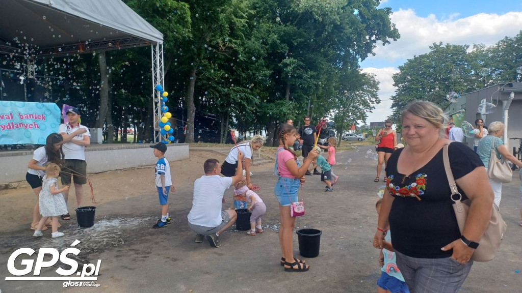 Festiwal baniek mydlanych i Holi nad jeziorem