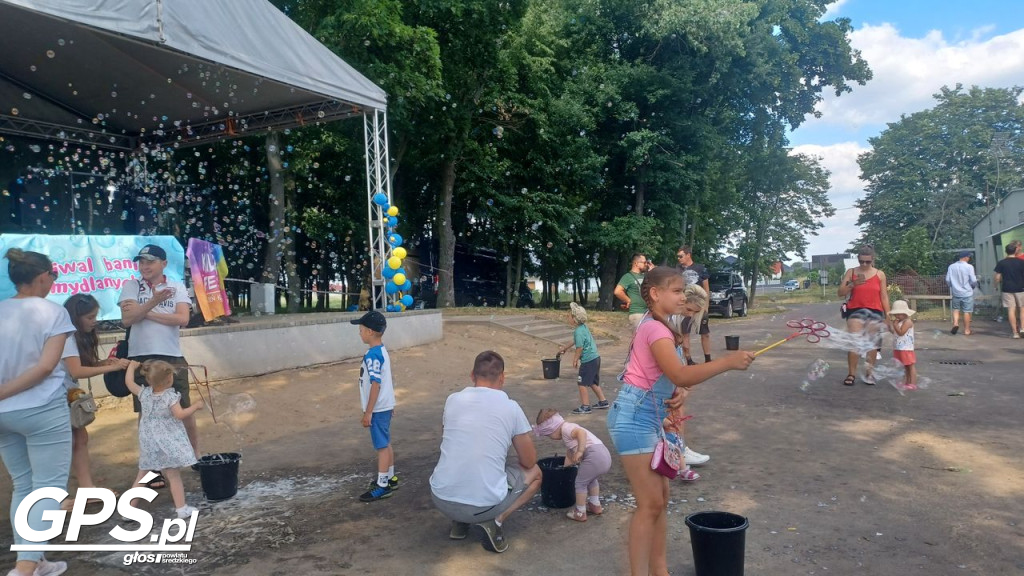 Festiwal baniek mydlanych i Holi nad jeziorem