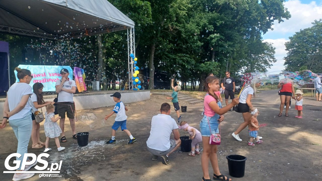 Festiwal baniek mydlanych i Holi nad jeziorem