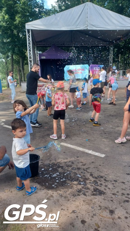 Festiwal baniek mydlanych i Holi nad jeziorem