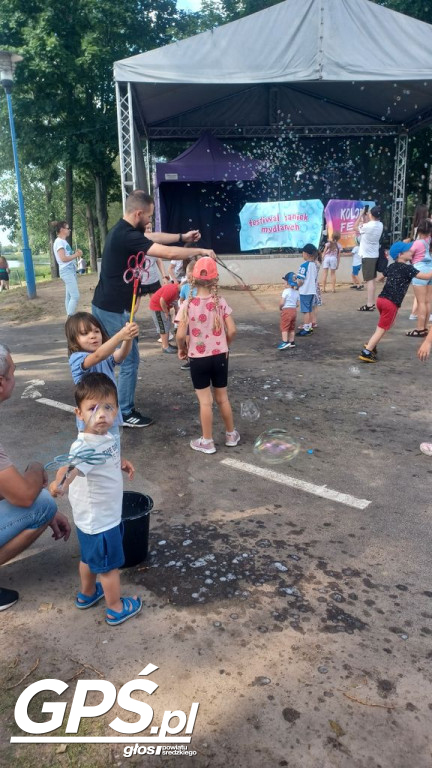 Festiwal baniek mydlanych i Holi nad jeziorem