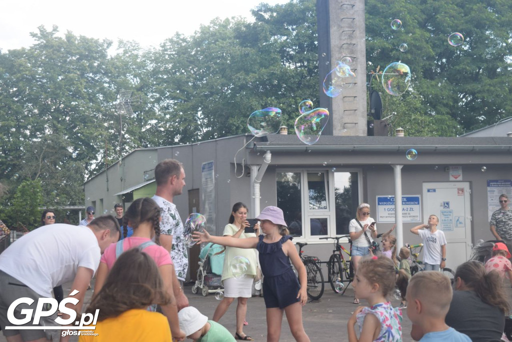 Festiwal baniek mydlanych i Holi nad jeziorem