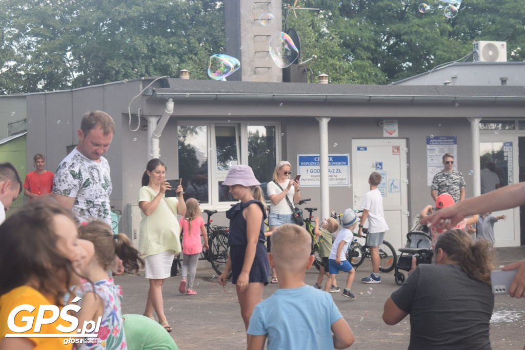 Festiwal baniek mydlanych i Holi nad jeziorem