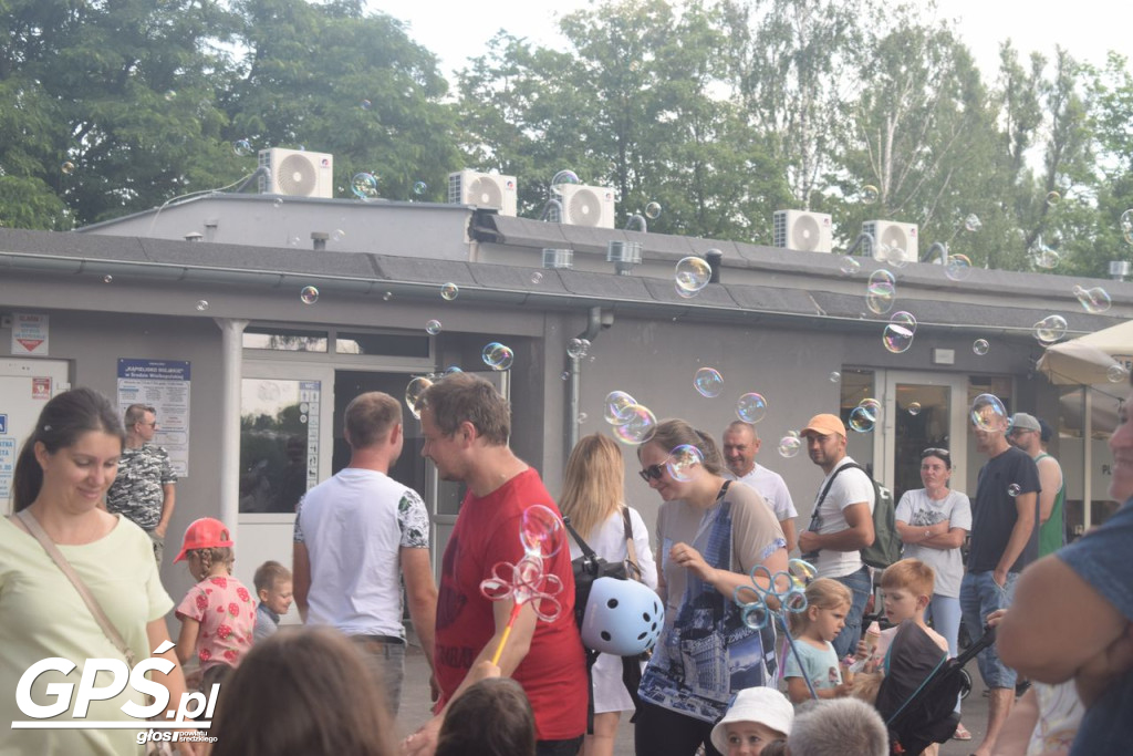 Festiwal baniek mydlanych i Holi nad jeziorem