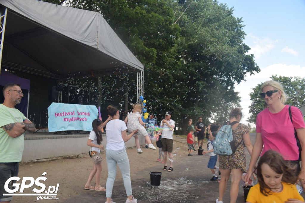 Festiwal baniek mydlanych i Holi nad jeziorem