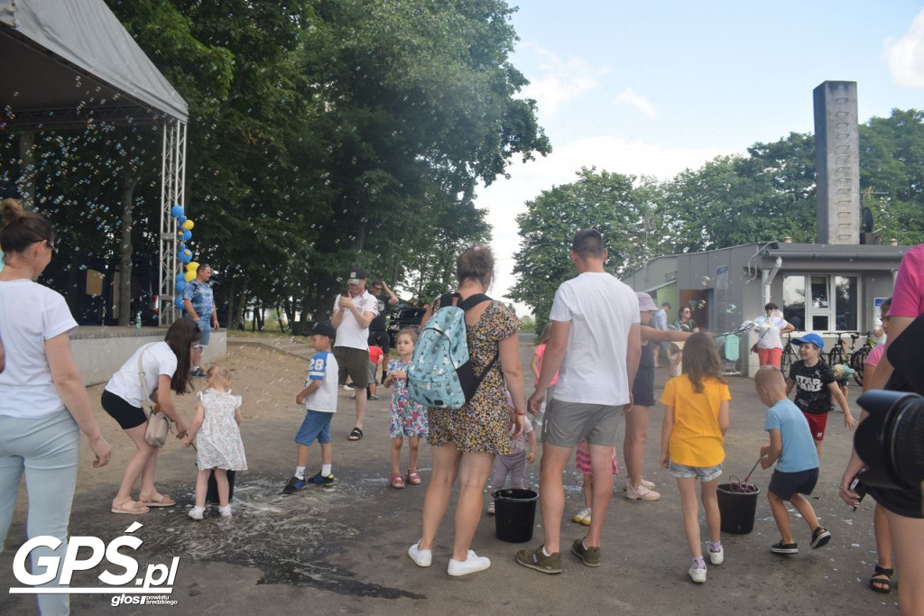 Festiwal baniek mydlanych i Holi nad jeziorem