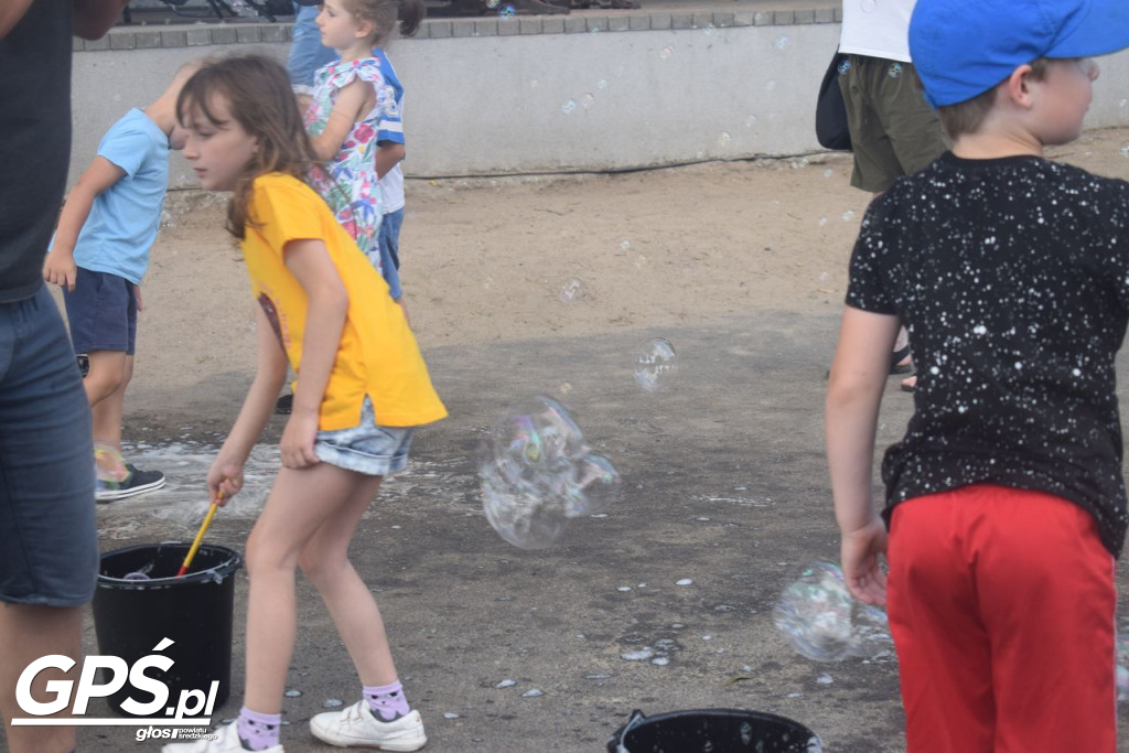 Festiwal baniek mydlanych i Holi nad jeziorem