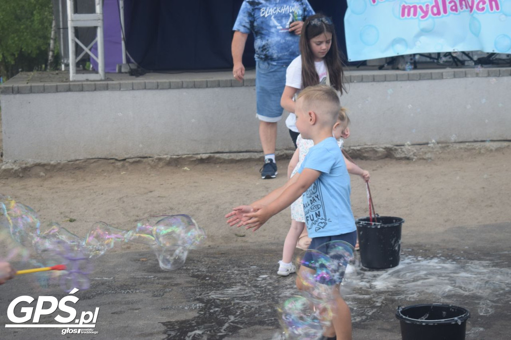 Festiwal baniek mydlanych i Holi nad jeziorem