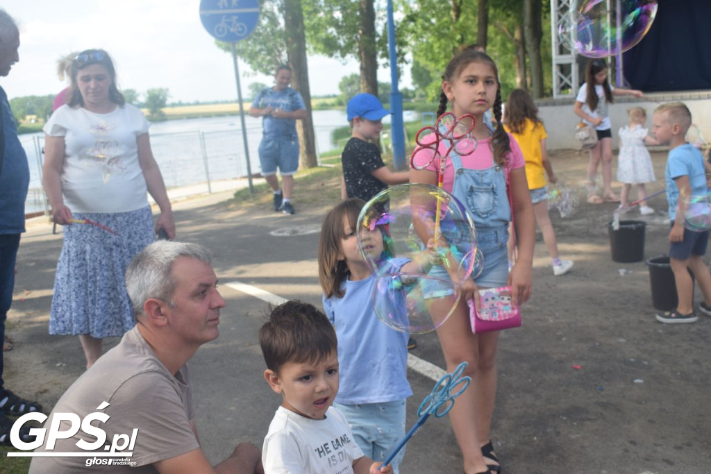 Festiwal baniek mydlanych i Holi nad jeziorem