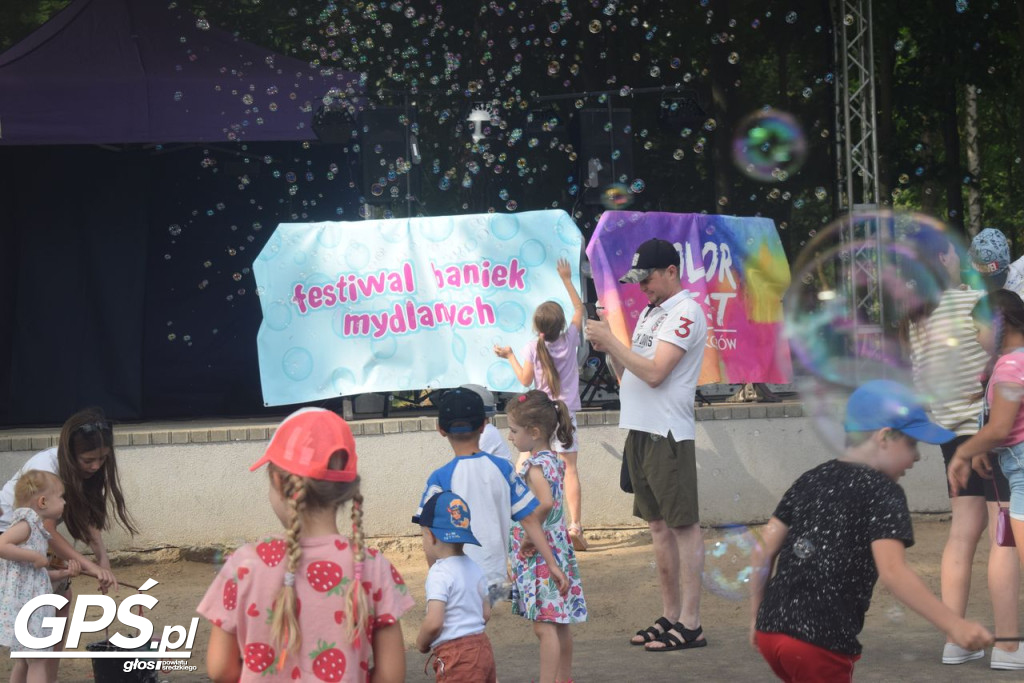 Festiwal baniek mydlanych i Holi nad jeziorem