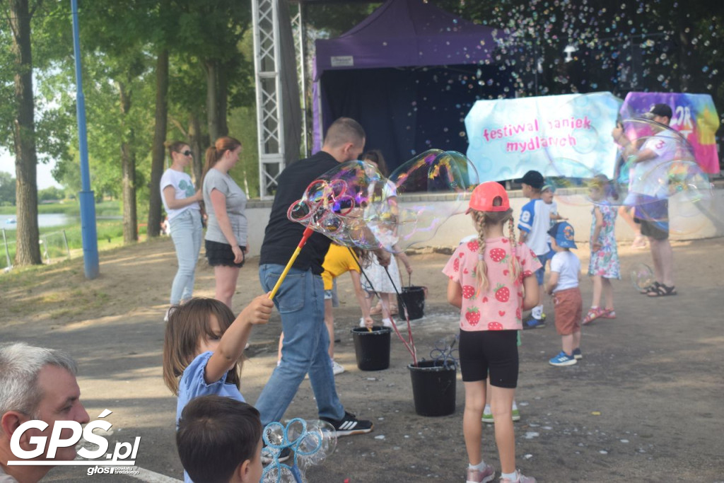 Festiwal baniek mydlanych i Holi nad jeziorem