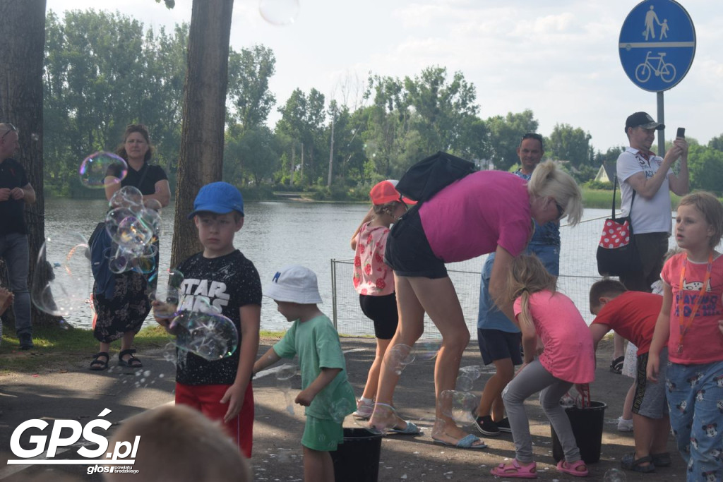 Festiwal baniek mydlanych i Holi nad jeziorem