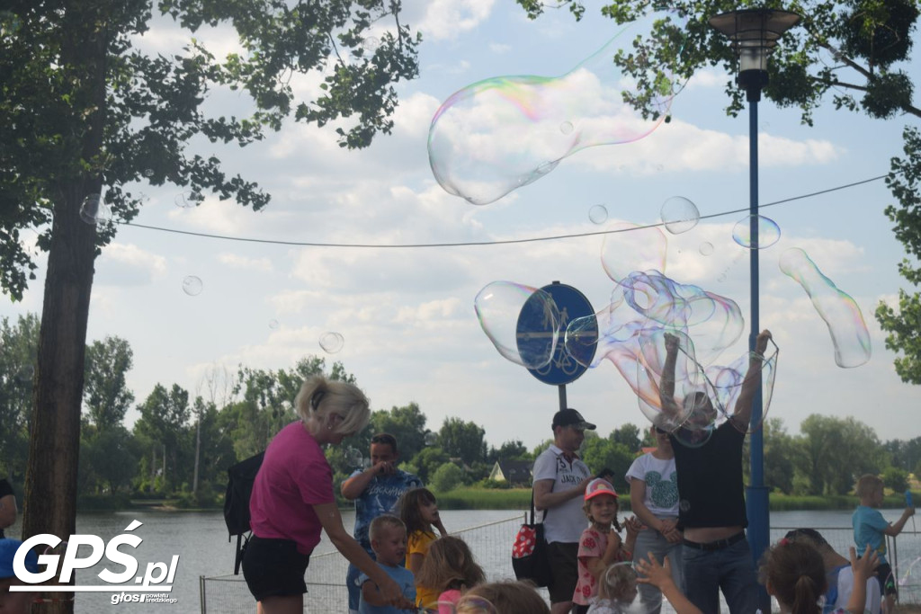 Festiwal baniek mydlanych i Holi nad jeziorem
