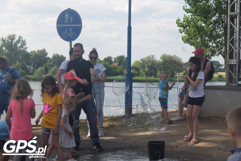 Festiwal baniek mydlanych i Holi nad jeziorem
