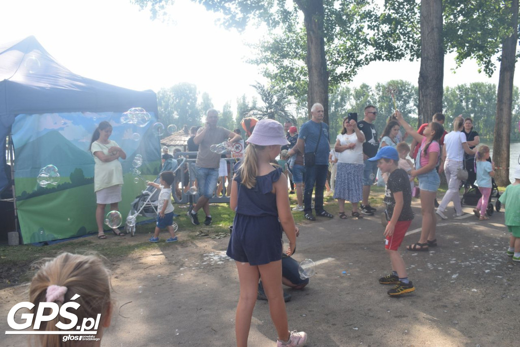 Festiwal baniek mydlanych i Holi nad jeziorem