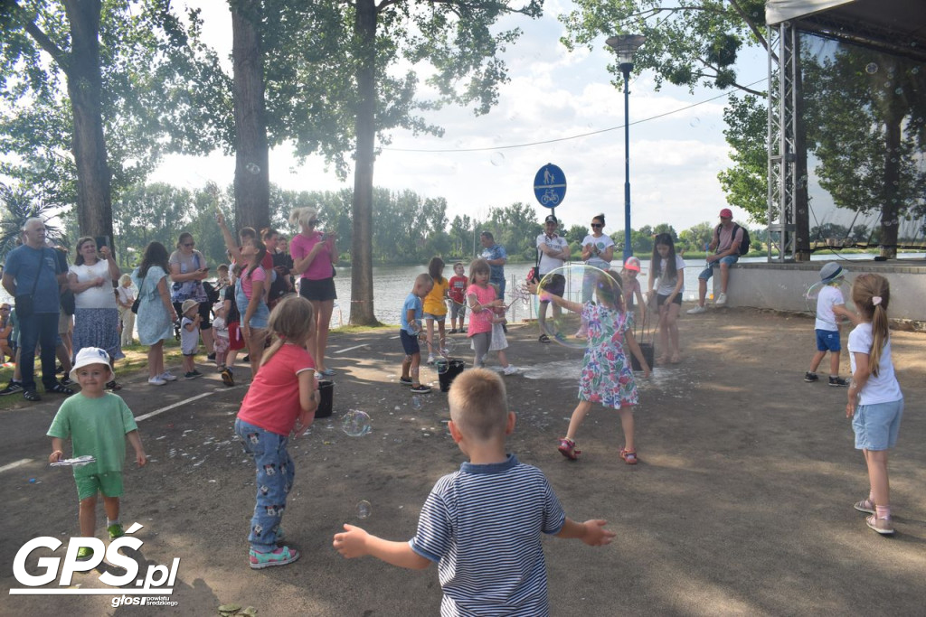 Festiwal baniek mydlanych i Holi nad jeziorem