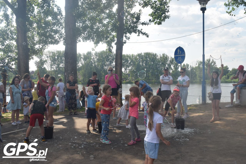 Festiwal baniek mydlanych i Holi nad jeziorem