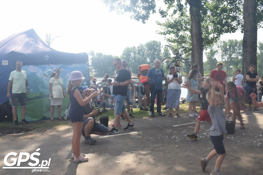Festiwal baniek mydlanych i Holi nad jeziorem