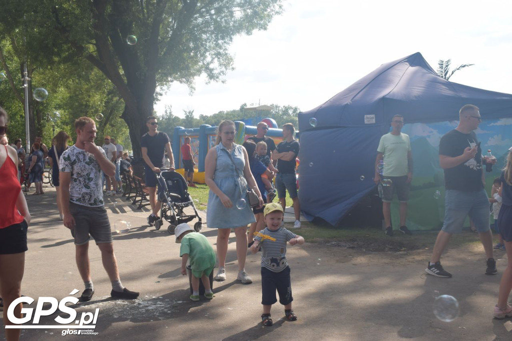 Festiwal baniek mydlanych i Holi nad jeziorem